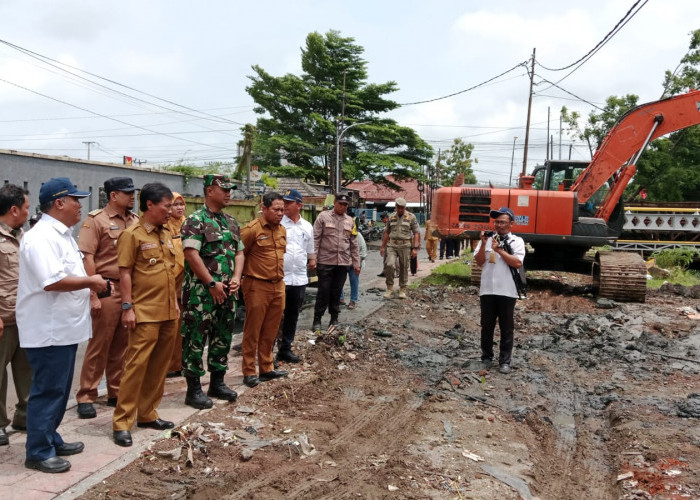 Dandim 0614/Kota Cirebon dan Wali Kota Cirebon Tinjau Pengerukan Kali Sukalila untuk Penataan Ruang Publik