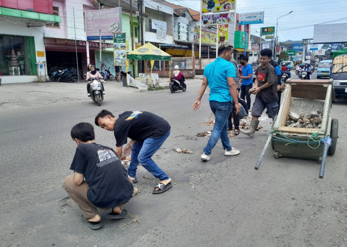 Kesal Tak Kunjung Diperbaiki Pemerintah, Remaja Kota Cirebon Gelar Aksi Tambal Jalan 