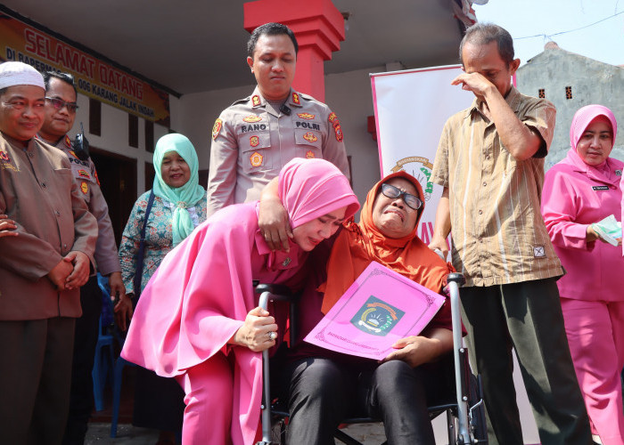 Ibu Kadmi Terharu Menerima Kursi Roda dari Kapolres Cirebon dan Ketua Bhayangkari