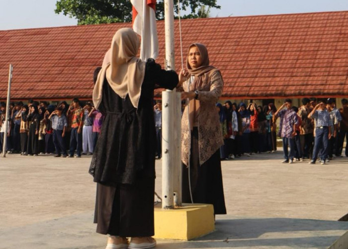 Inspiratif, Guru Perempuan Berkebaya Pimpin Upacara Hari Kartini di SMPN 2 Pangenan