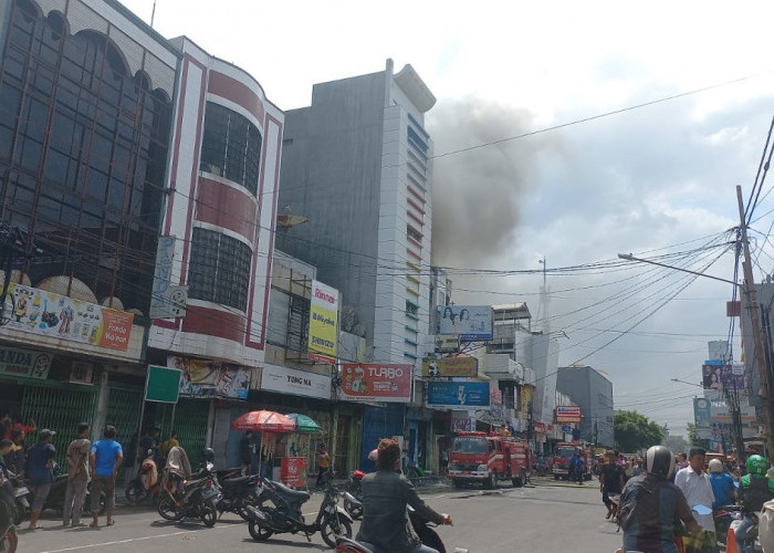 BREAKING NEWS: Toko Kosmetik di Cirebon Kebakaran, Asap Membumbung Tinggi
