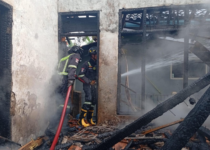 Kebakaran di Kuningan: Rumah Petani di Ciniru Hangus Dilalap Api, Kerugian Tembus Rp101 Juta