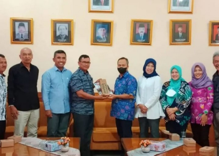 Komisi II DPRD Kabupaten Cirebon Terima Kunker DPRD Kota Salatiga 