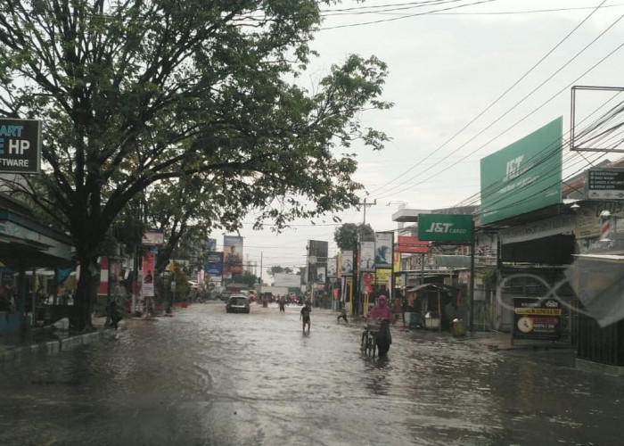 Kota Cirebon Diguyur Hujan Deras, Jalan Ciremai Raya Langsung Tergenang
