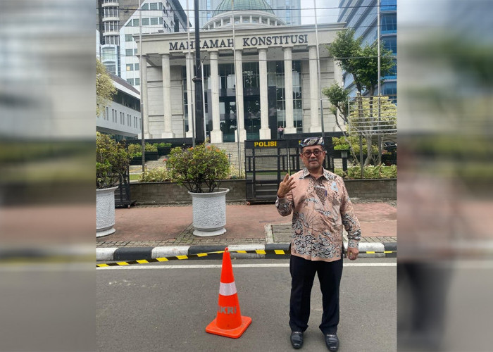 Hakim Tolak Gugatan Luthfi, Imron Langsung Pose 4 Jari di Depan Gedung MK