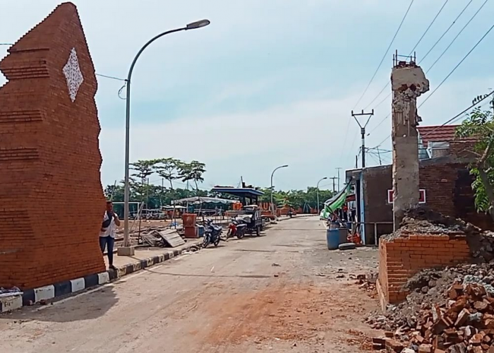 Gapura Muara Sukalila Kota Cirebon Roboh, Diduga Pelaksana Proyek Asal Jadi