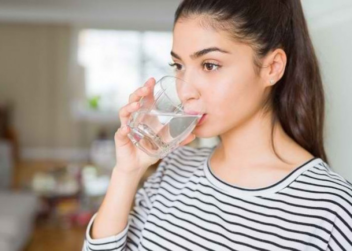 Antara Minum Air Dingin dan Minum Air Hangat, Manakah yang Bagus untuk Berbuka Puasa?