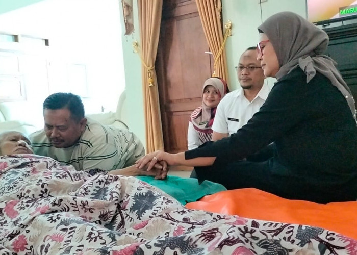 Momen Bupati Nina Jenguk Ibu Mantan Bupati Indramayu Supendi yang Sedang Sakit