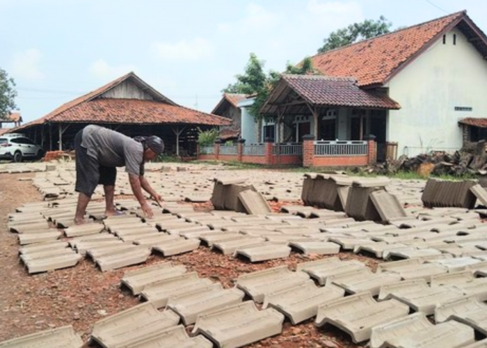 Industri Genteng Majalengka Kekurangan Tenaga Kerja, Pesanan Melonjak Terpaksa Ditolak