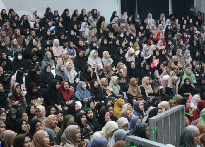 Ribuan Muslimah Ikuti Maulid Bersama Ustadzah Halimah Alaydrus di Radar Cirebon