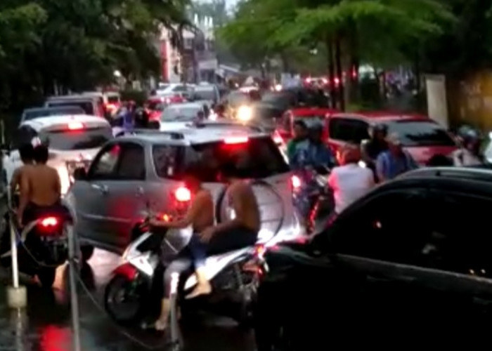 Banjir Kota Cirebon Hari Ini, Jalan Perjuangan Macet dan Tergenang, Jl Sutomo-Cipto Parah