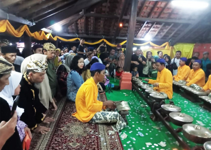 Tradisi Unik Keraton Kanoman Cirebon, Gong Sekati Dikeluarkan