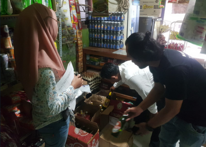 Blusukan ke Warung-warung di Sumberjaya, Polisi di Majalengka Sita Puluhan Botol Miras