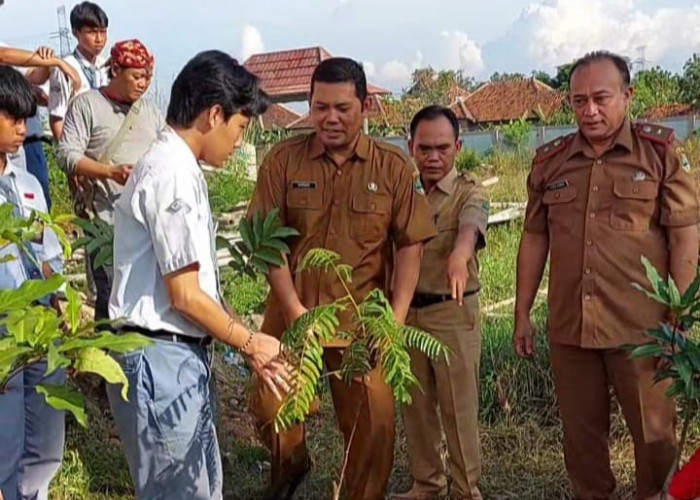 Rayakan Kelulusan dengan Menanam Pohon