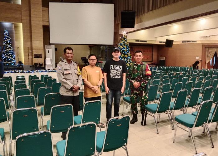 Babinsa dan Bhabinkamtibmas Lemahwungkuk Monitoring Sterilisasi Gereja Jelang Perayaan Natal 2025