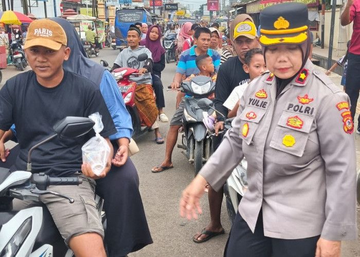 Polsek Lemahabang Bagi 200 Takjil Sambil Sosialisasi Tertib Berkendara