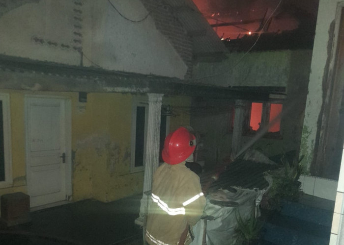 Diduga Korsleting Listrik, Rumah dan Kontrakan di Gempol Cirebon Terbakar