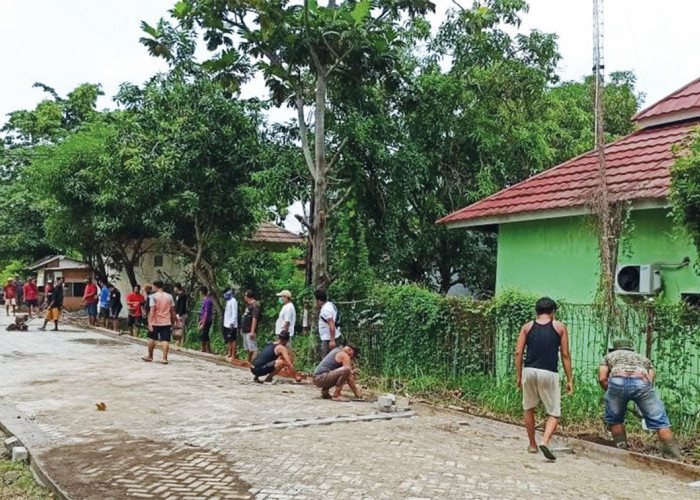 Warga Cirebon Swadaya Perbaiki Jalan Setelah Bertahun-tahun Tak Ada Perbaikan