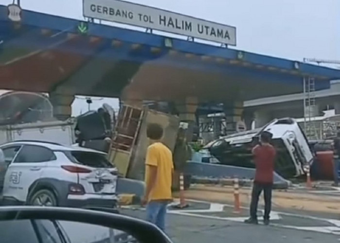 5 Kendaraan Terlibat Kecelakaan Beruntun di Gerbang Tol Halim Utama Pagi Ini