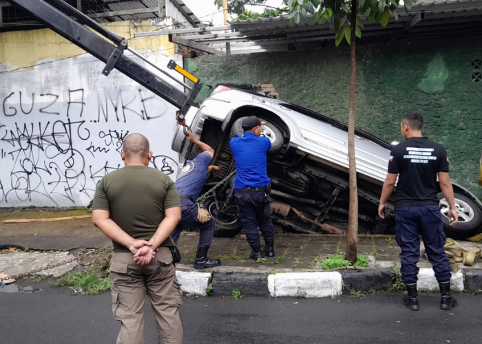Penampakkan Mobil Terios Terperosok ke Parit di Jalan Martanegara Bandung, Sopirnya Mengantuk