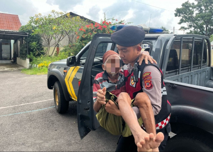 Tanpa Pikir Panjang, Aparat Kepolisian Polresta Cirebon Langsung Bantu Korban Kecelakaan