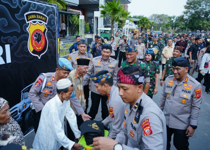 Alhamdulillah! Kapolda Jabar Serahkan Santunan Anak Yatim dan Dhuafa di Kabupaten Cirebon 