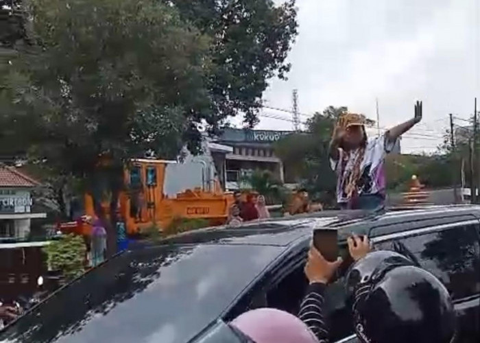 Saat Warga Ramai-ramai Rela Menunggu Dede April di Alun-alun Kejaksan: Pengen Lihat Aslinya