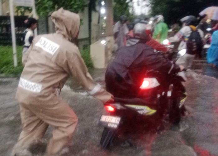 Hujan dan Petir Tak Henti, Banjir Rendam Jalan Ciremai Raya Kota Cirebon