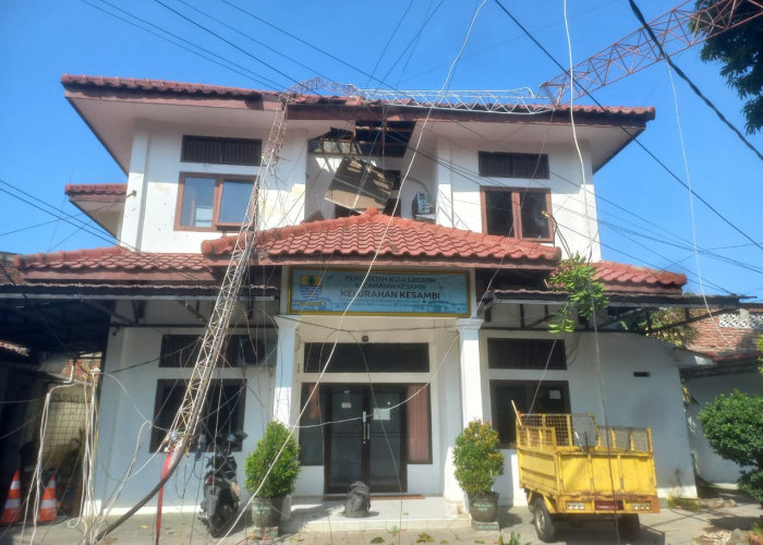 BREAKING NEWS: Tower di Kelurahan Kesambi Tiba-tiba Ambruk, 2 Orang Jadi Korban