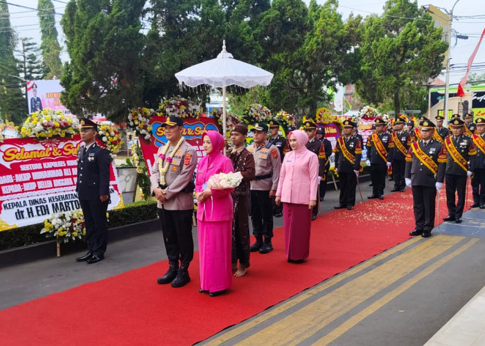 Resmi Jabat Kapolres Kuningan, AKBP Bellen Anggara Pratama Disambut Tradisi Pedang Pora