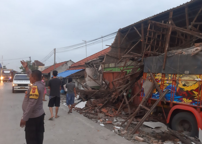 Kecelakaan di Pantura Indramayu Hari Ini, Rumah Warga di Desa Puntang Hancur Berantakan