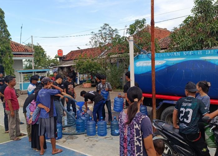 Karang Taruna Bendungan dan XTC Pangenan  Bagikan Air Bersih Kepada Korban Banjir 