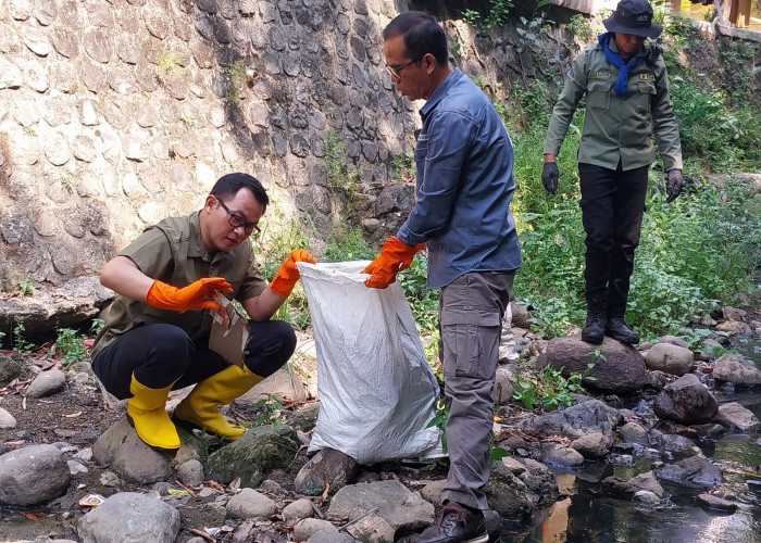 Pj Bupati Cirebon dan Kepala DLH Terdepan Bersihkan Sampah Liar