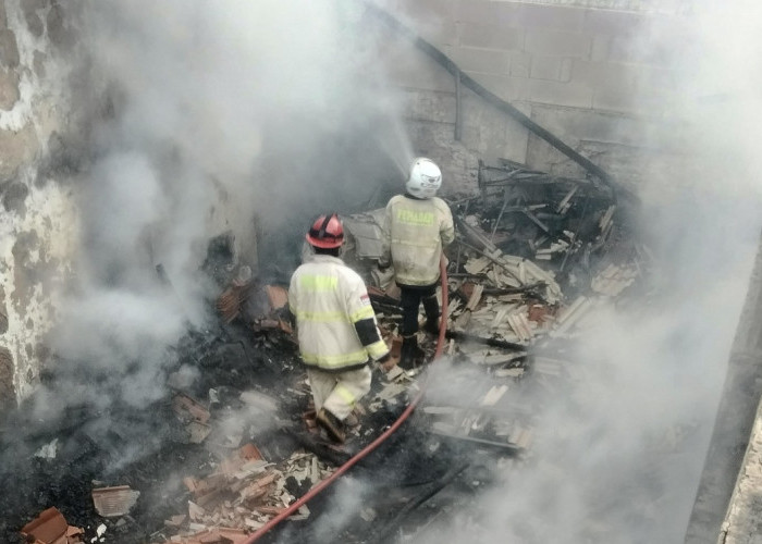 Api Berkobar Sejak Subuh, Gudang SMPN 1 Kertasemaya Indramayu Ludes Terbakar