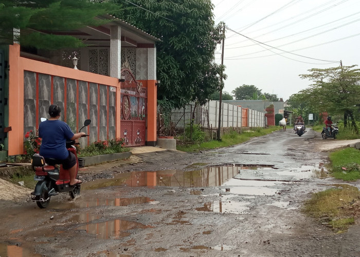 Mei 2025, DPUPR Segera Perbaiki Jalan Swasembada Kesambi yang Rusak. Segini Anggarannya 