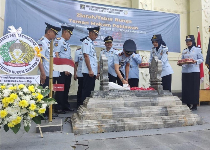 Rupbasan Cirebon  Tabur Bunga di Makam Ismail Saleh
