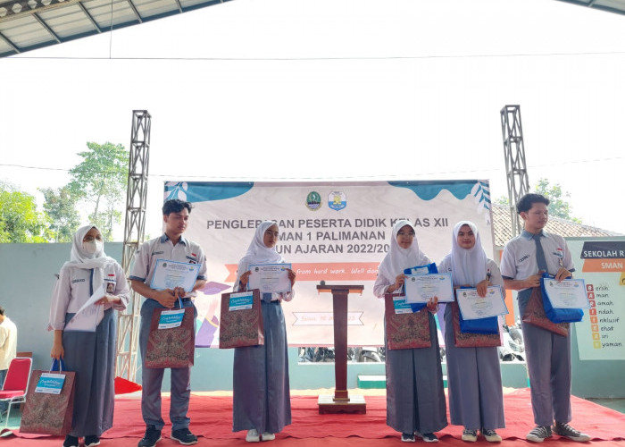 Gelar Gala Perpisahan, Siswa Berprestasi di SMA N 1 Palimanan Diberikan Penghargaan