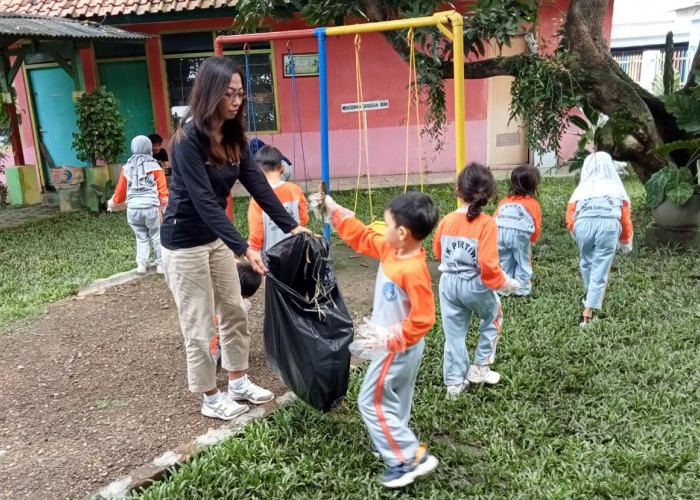 Hari Peduli Sampah Nasional, Ajak Siswa TK Pertiwi Punguti Sampah