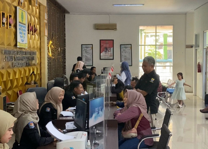 Tetap Melayani di Hari Libur, Disdukcapil Layani Ratusan Warga Per Hari