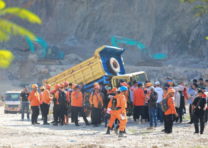 Dinsos Jabar Kirim Bantuan Logistik untuk Penanganan Longsor di Gunung Kuda Cirebon