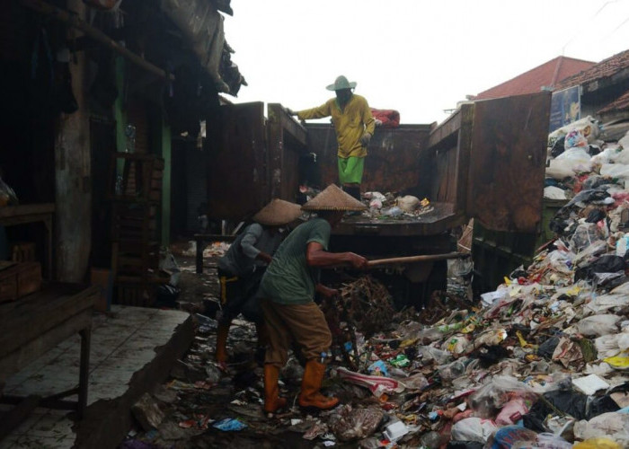 DLH Cirebon Bersihkan TPS Pasar Minggu, Sampah Organik Berpotensi Jadi Pakan Maggot