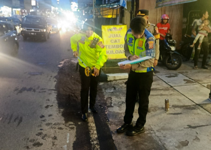 Tragedi di Cilimus Kuningan: Pemotor Tewas Terlindas Truk Usai Terjatuh karena Jalan Licin