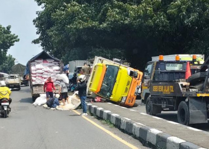 Truk Muatan 9 Ton Kedelai Terguling di Jembatan Kanggraksan Cirebon, As Roda Patah