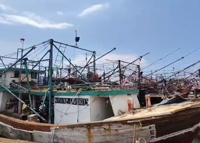 Ratusan Kapal Nelayan Menumpuk di Pelabuhan Kejawanan Cirebon, Krisis BBM Lumpuhkan Aktivitas Melaut