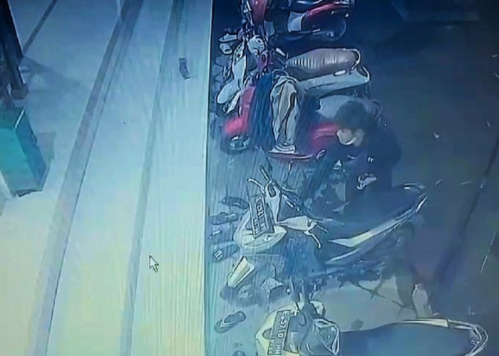Selesai Salat Subuh, Motor Jamaah Masjid di Cirebon Raib: Aksi Pencuri Terekam CCTV