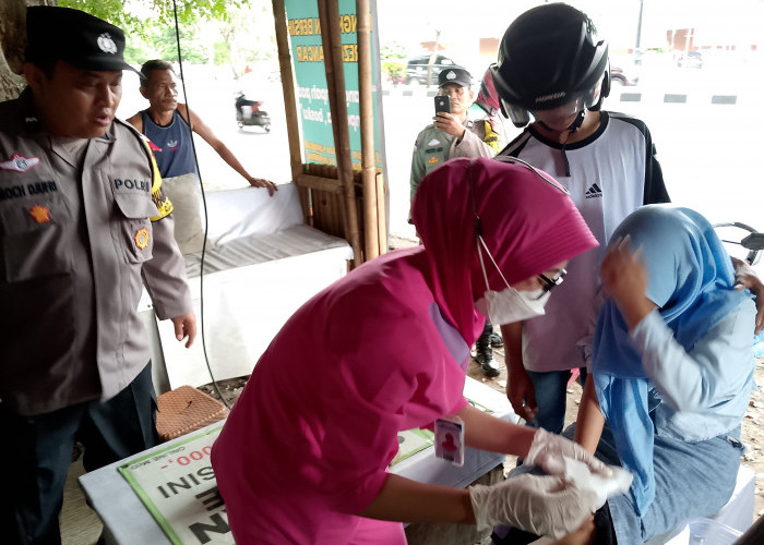 Pengendara Motor Terjatuh di Perempatan Pemuda Cirebon, Tim Medis Lakukan Penanganan Cepat