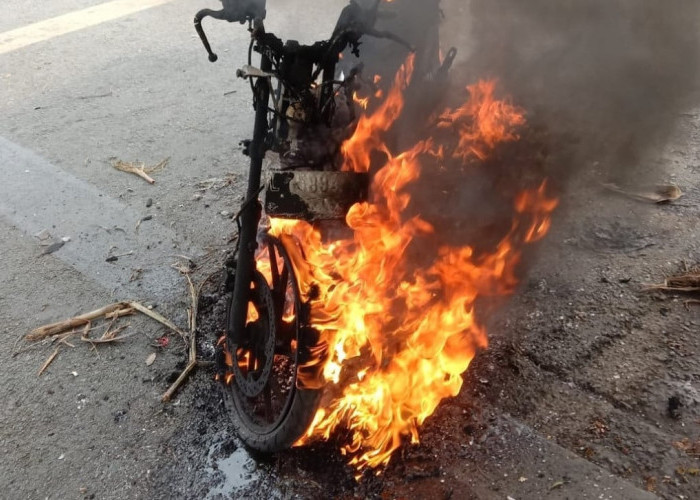 Penampakan Suzuki Satria FU Terbakar saat Sedang Dikendarai, Ternyata Ini Penyebabnya 