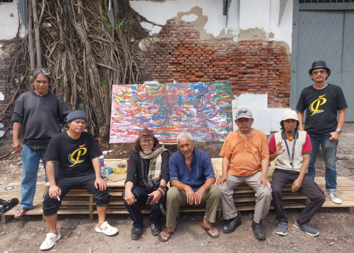 Pelukis Cirebon Gelar Aksi Teatrikal di FKSM, Sindir Pemerintah soal Minimnya Dukungan Seni