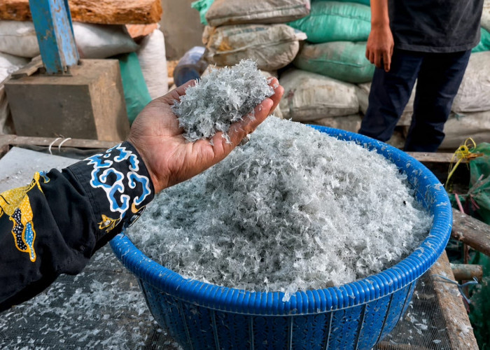 Mesin Cacah Menderu di Blok Barat, Babakan Pasok 2 Ton Biji Plastik Saban Hari