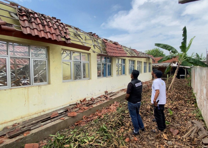Atap Sekolah di Majalengka Ambruk: 3 Kelas Rusak Parah